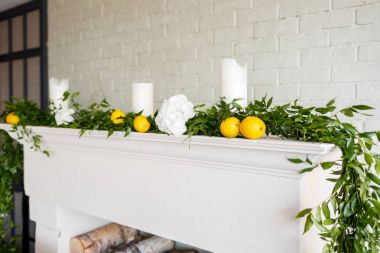 limon ve yeşilliklerle süslenmiş beyaz şömine