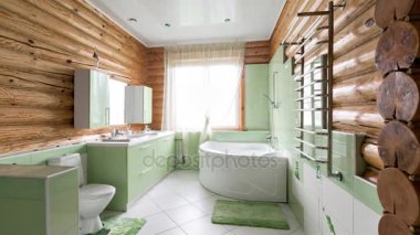 Dağlarda rustik bir günlük kabin banyo. güzel bir iç ile. çam günlükleri evi
