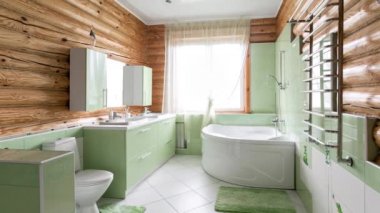 Dağlarda rustik bir günlük kabin banyo. güzel bir iç ile. çam günlükleri evi