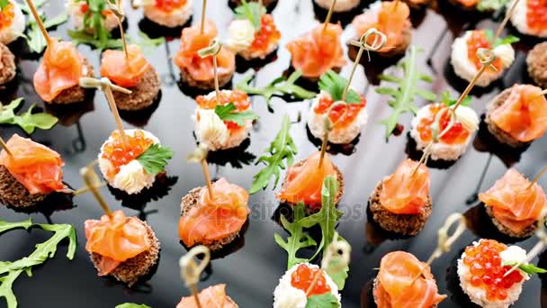 Das Buffet an der Rezeption. Sortiment an Kanapees. Bankettservice. Catering, Snacks mit Lachs und Kaviar. Roggen, Weizenbrot. — Stockvideo