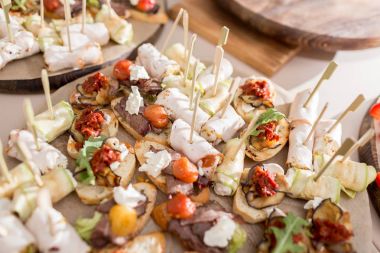 Peynir, et, rulo, ekmek ve sebze ile çeşitli kanepe. seçici odak