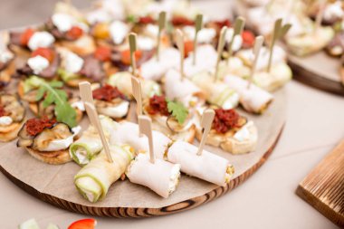 Peynir, et, rulo, ekmek ve sebze ile çeşitli kanepe. seçici odak