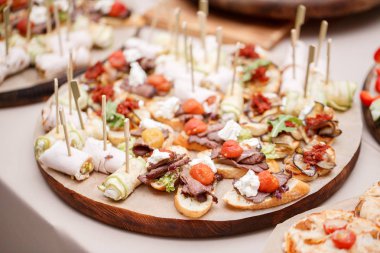 Peynir, et, rulo, ekmek ve sebze ile çeşitli kanepe. seçici odak