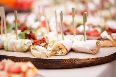 Peynir, et, rulo, ekmek ve sebze ile çeşitli kanepe. seçici odak