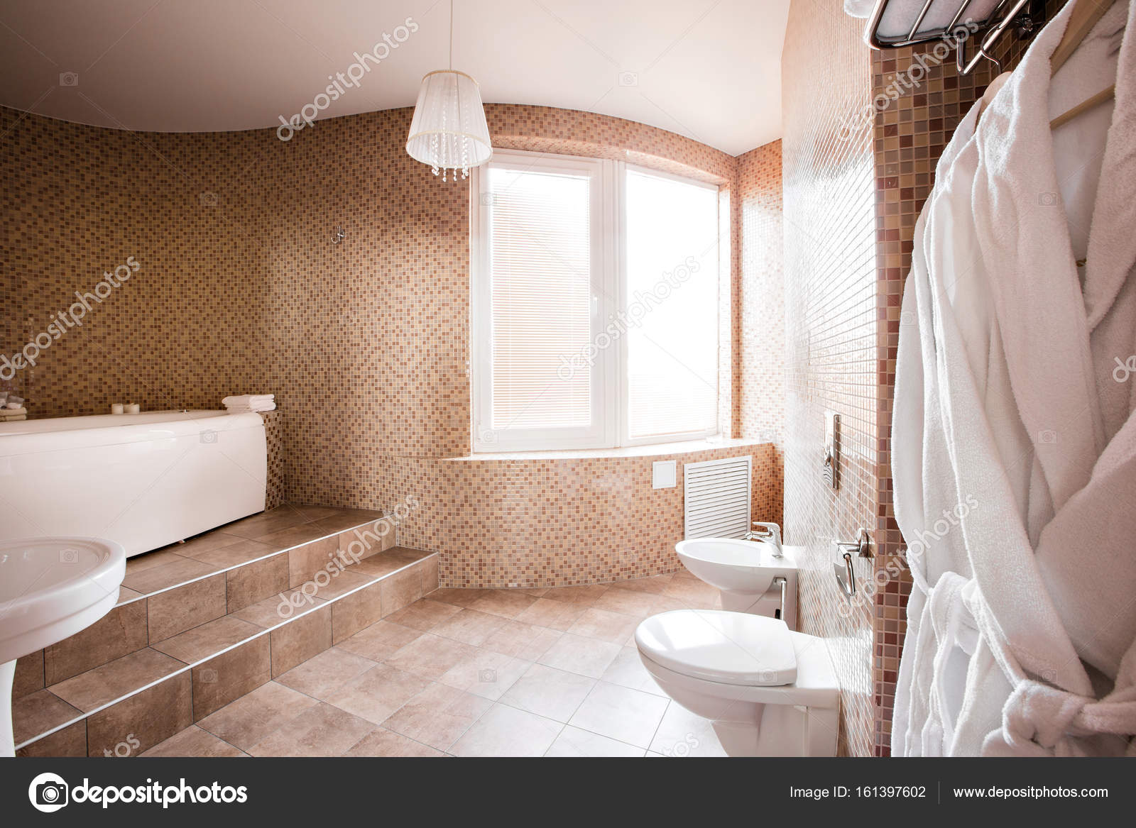 Moderne luxe badkamer met bad en venster. Interieur design ... Moderne luxe badkamer met bad en venster. Interieur design ...