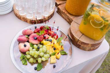 Kavanoz buz ve nane ile lezzetli taze turuncu limonata.