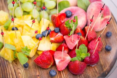 Profesyonel Catering. Kanepe taze meyve ile. Festival gıda.