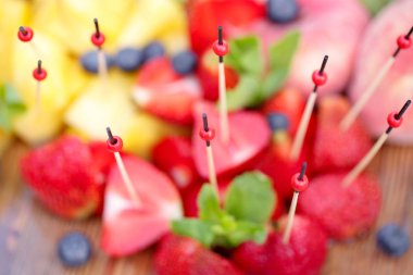 Profesyonel Catering. Kanepe taze meyve ile. Festival gıda.