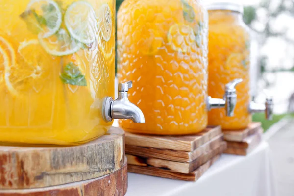 Tarro de deliciosa limonada de naranja fresca con hielo y menta . — Foto de Stock