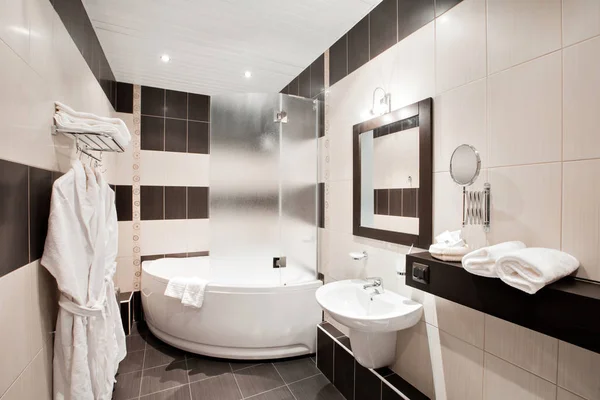 Современная роскошная ванная комната с ванной и окном. Дизайн интерьера . — стоковое фото