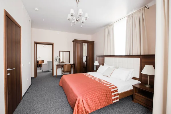 Гостиничная квартира, интерьер спальни утром — стоковое фото