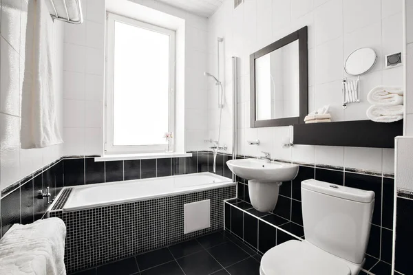 Современная роскошная ванная комната с ванной и окном. Дизайн интерьера . — стоковое фото