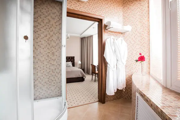 Moderno baño de lujo con cabina de ducha y ventana. Diseño de interiores . — Foto de Stock