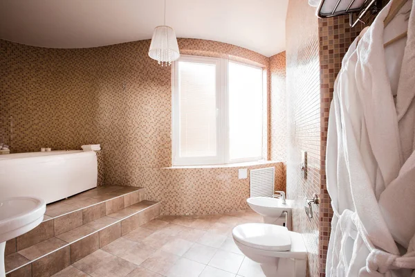 Modern lüks banyo küvet ve pencere. İç tasarım. — Stok fotoğraf