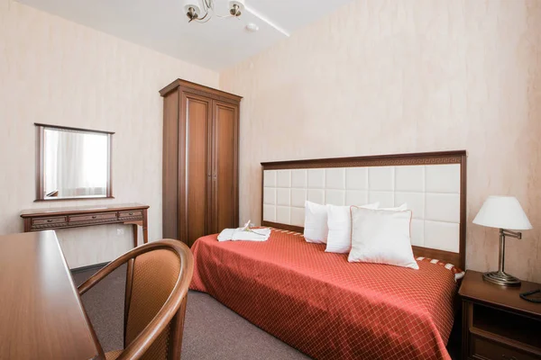 Apartamento del hotel, dormitorio interior por la mañana — Foto de Stock