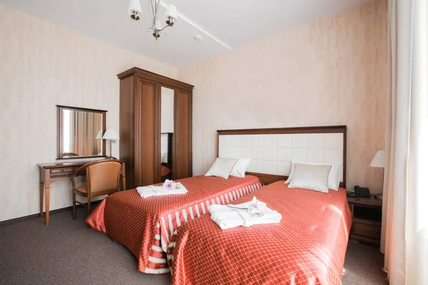 Apartamento del hotel, dormitorio interior por la mañana — Foto de Stock