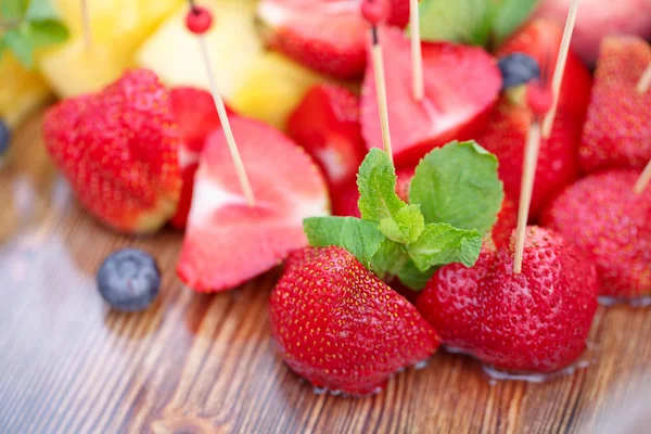 Profesyonel Catering. Kanepe taze meyve ile. Festival gıda.