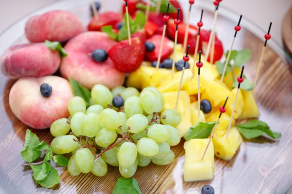 Catering profissional. Canapé com frutas frescas. Comida festiva . — Fotografia de Stock