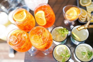 Aperol spritz buğulu cam, seçici odak kokteyl