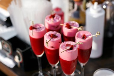 çilek alkollü kokteyl içecekler ve meyve.