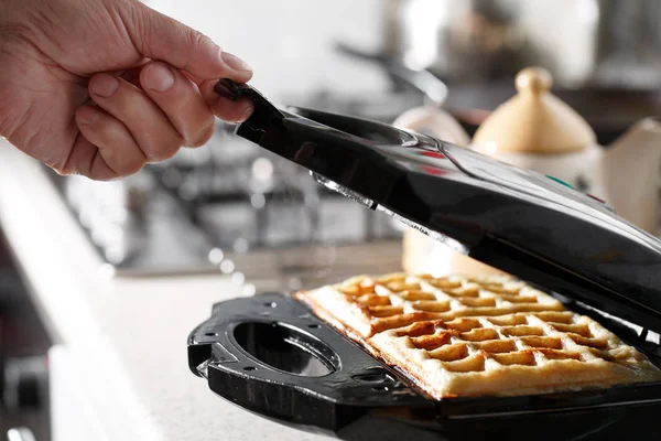 Hash browns made in waffle maker kitchen hack — Stock Photo, Image
