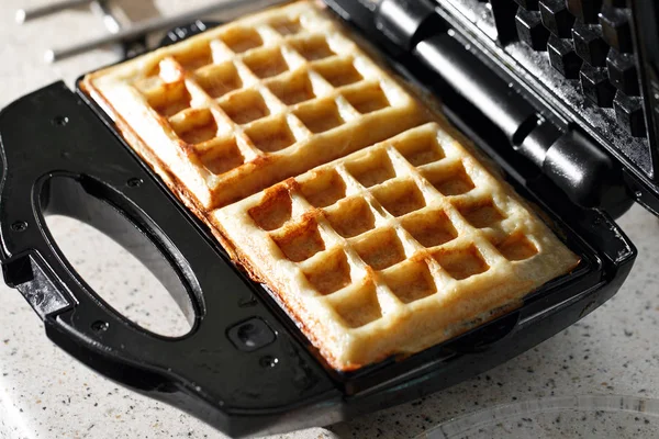 Hash browns gemaakt in waffle maker keuken houwer — Stockfoto