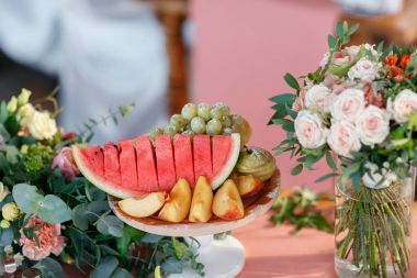 Ziyafet masa meyve ile