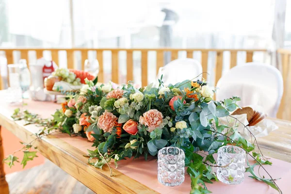 Elegante mesa de ajuste en la boda — Foto de Stock