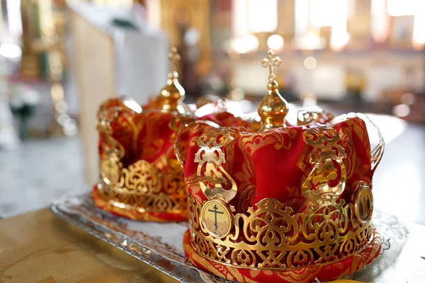 Corona para la boda en oro de la iglesia ortodoxa —  Fotos de Stock