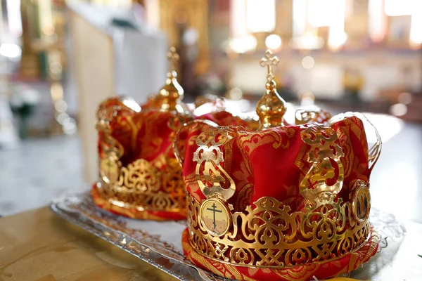 Corona para la boda en oro de la iglesia ortodoxa — Foto de Stock