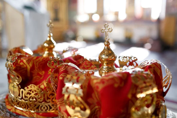 Corona para la boda en oro de la iglesia ortodoxa — Foto de Stock