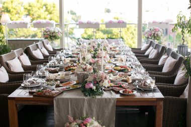 Lüks, zarif düğün resepsiyon masası düzenlemesi, çiçek süsü.