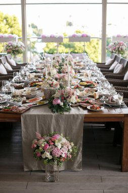 Lüks, zarif düğün resepsiyon masası düzenlemesi, çiçek süsü.