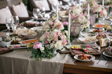 Lüks, zarif düğün resepsiyon masası düzenlemesi, çiçek süsü.