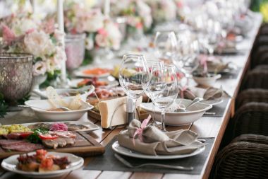 keten Tekstil. Bir şekilde dekore edilmiş tablo, bir tabak özenle düzenlenmiş peçete, çatal ve bıçak. seçici odak