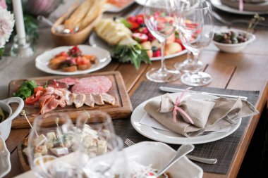 keten Tekstil. Süslü masa, bir tabak özenle düzenlenmiş peçete, çatal ve bıçak.