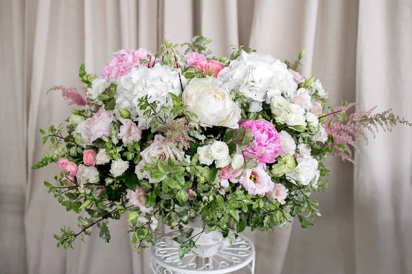 Arrange flowers in a white roman vase — Stock Photo, Image