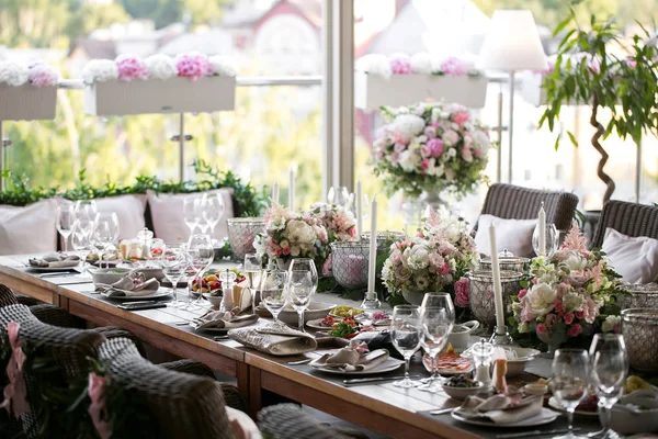 keten Tekstil. Süslü masa, bir tabak özenle düzenlenmiş peçete, çatal ve bıçak.