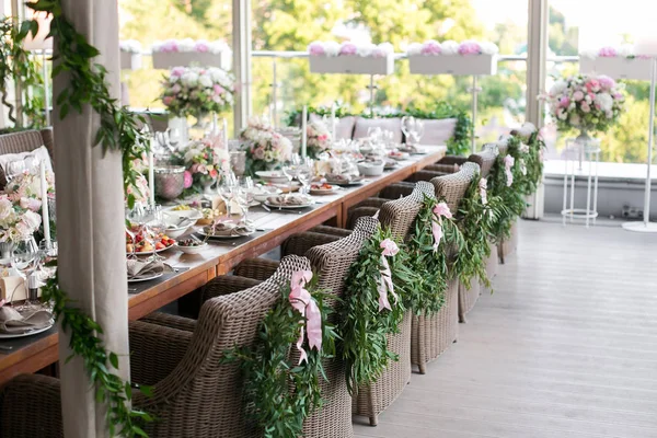 bir defne çelengi teras restoran ile ahşap sandalye