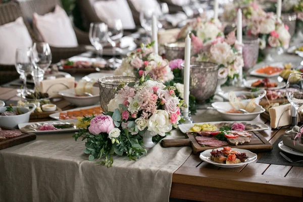 Lüks, zarif düğün resepsiyon masası düzenlemesi, çiçek süsü.