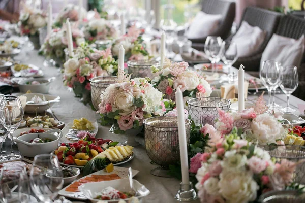 Luxe, elegante bruiloft receptie tafel arrangement, bloemstuk — Stockfoto