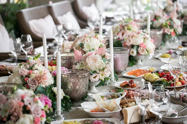 Luxe, elegante bruiloft receptie tafel arrangement, bloemstuk — Stockfoto