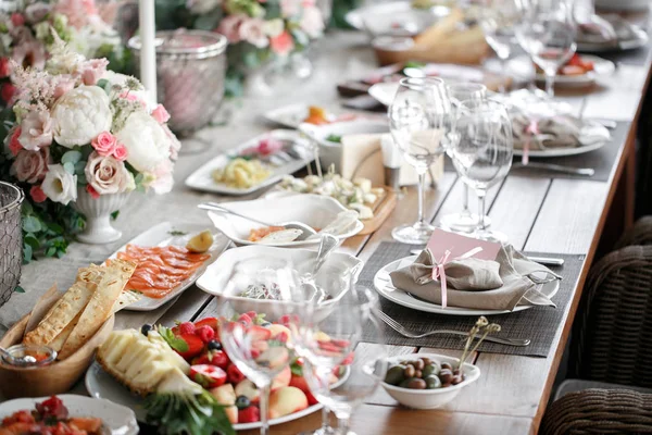 keten Tekstil. Süslü masa, bir tabak özenle düzenlenmiş peçete, çatal ve bıçak.