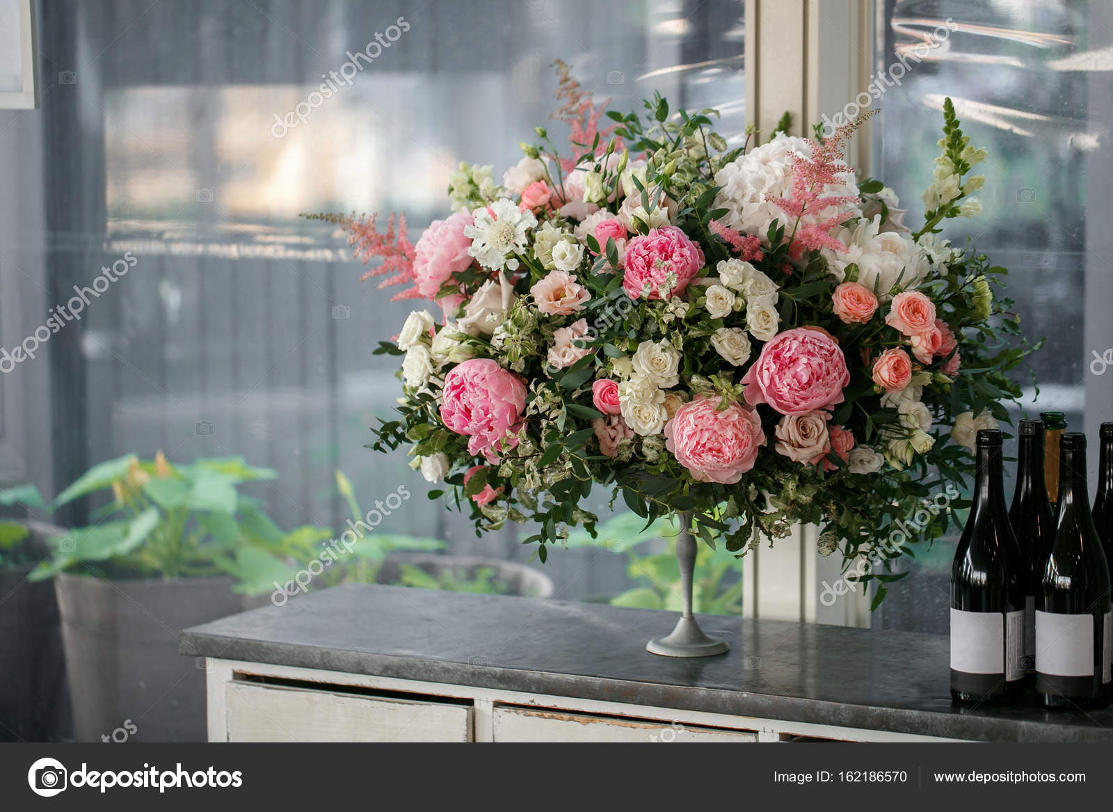 白いローマ花瓶に花を生ける ストック写真 C Malkovkosta