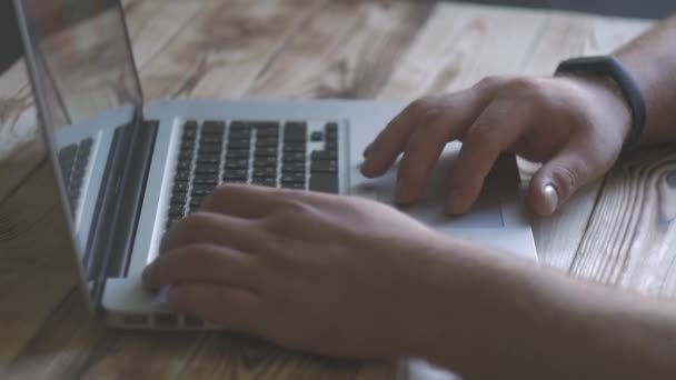 Manos escribiendo en el teclado. Hombre escribiendo. fondo de madera — Vídeos de Stock