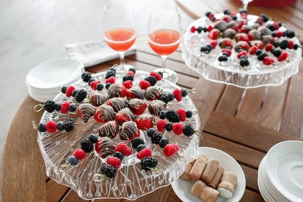 Verse aardbeien gedipt in pure chocolade op een glasplaat — Stockfoto