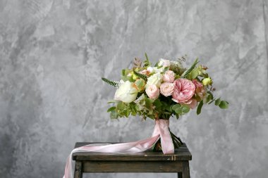 Arkasında gri duvar arka plan üzerinde karışık çiçekli buket bahar