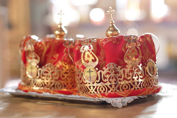 Corona para la boda en oro de la iglesia ortodoxa — Foto de Stock