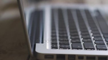 Eller üstünde belgili tanımlık klavye. Adam smartphone ile oturuyor. ahşap arka plan