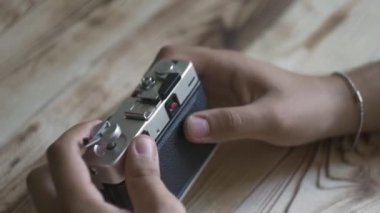 Erkek el closeup yeni film ayarla. Vintage fotoğraf makinesi. Rangefinder fotoğraf makinesi